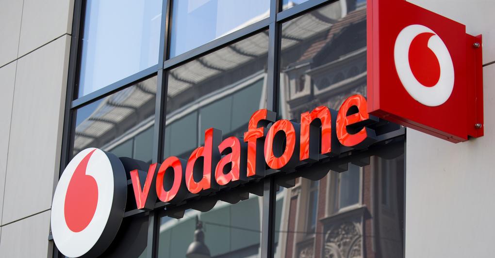 Per Vodafone ritorno all utile e cedola. Resta la spina del debito Il